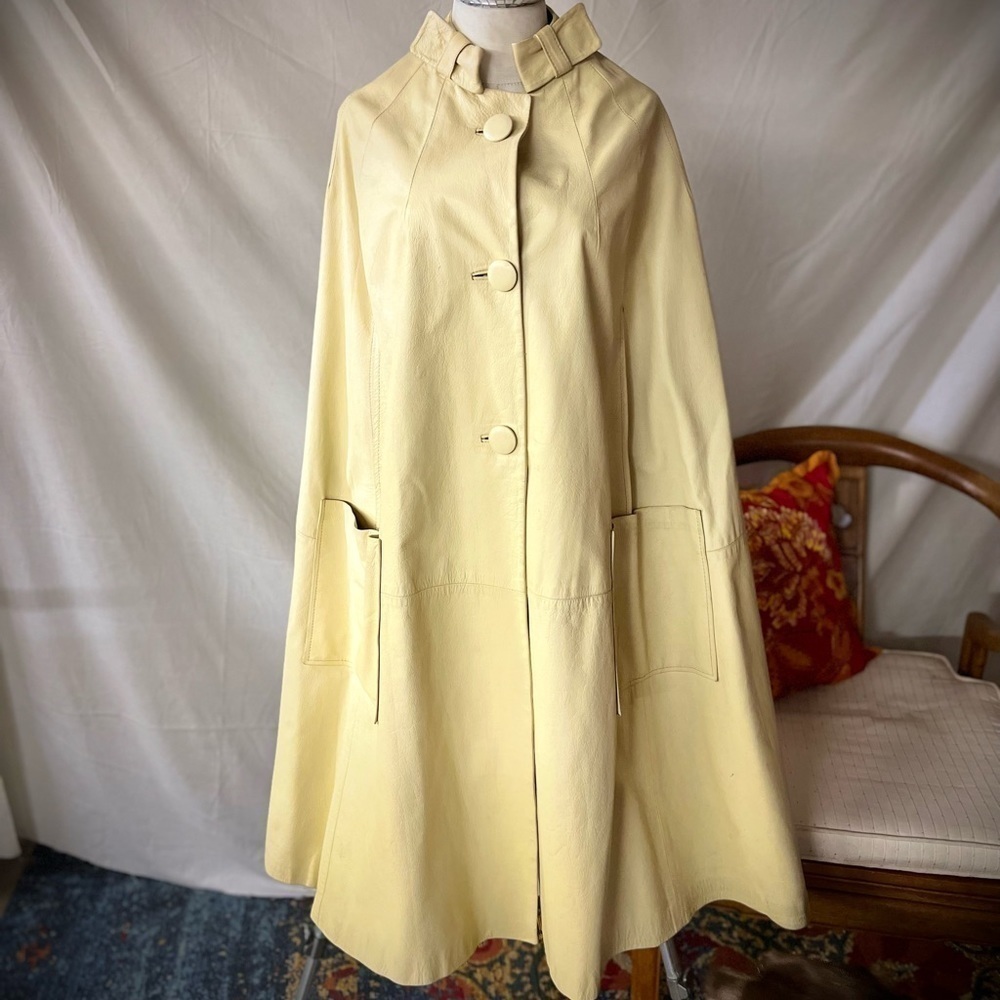 VINTAGE CREAM LEATHER CAPE - Picture 3 of 13